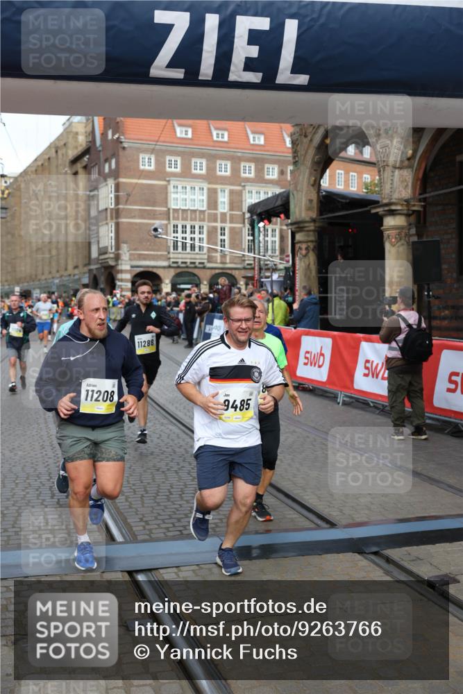 05.10.2025 - 20. swb-Marathon Bremen Yannick Fuchs http://msf.ph/oto/9263766 05.10.2025 10:50:13 Ziel 9485, 9676, 9693, 9787, 9803, 10246, 10543, 10868, 11104, 11208, 11288, 11295, 11621 meine-sportfotos.de