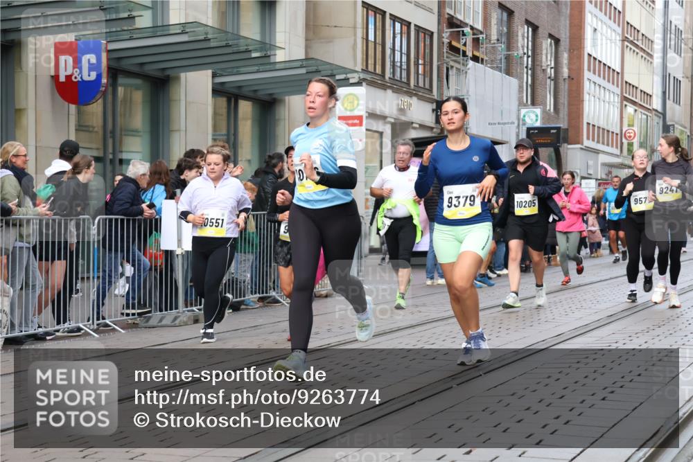 05.10.2025 - 20. swb-Marathon Bremen Strokosch-Dieckow http://msf.ph/oto/9263774 05.10.2025 11:03:39 Ziel 7123, 7788, 7789, 9241, 9275, 9379, 9398, 9571, 10106, 10205, 10238, 10265, 10271, 10551, 10853, 11001, 11039, 11077, 11102, 11183, 11272, 11306, 11609, 11611, 7123, 7788, 7789, 9241, 9275, 9379, 9398, 9571, 10106, 10205, 10238, 10265, 10271, 10551, 10853, 11001, 11039, 11077, 11102, 11183, 11272, 11306, 11609, 11611 meine-sportfotos.de