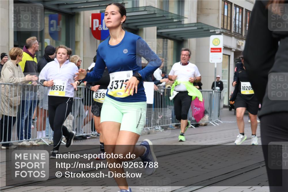 05.10.2025 - 20. swb-Marathon Bremen Strokosch-Dieckow http://msf.ph/oto/9263788 05.10.2025 11:03:40 Ziel 7123, 7788, 7789, 9241, 9275, 9379, 9398, 9571, 10098, 10106, 10205, 10238, 10265, 10271, 10551, 10853, 11001, 11039, 11077, 11102, 11183, 11272, 11306, 11609, 11611, 11685, 7123, 7788, 7789, 9241, 9275, 9379, 9398, 9571, 10098, 10106, 10205, 10238, 10265, 10271, 10551, 10853, 11001, 11039, 11077, 11102, 11183, 11272, 11306, 11609, 11611, 11685 meine-sportfotos.de