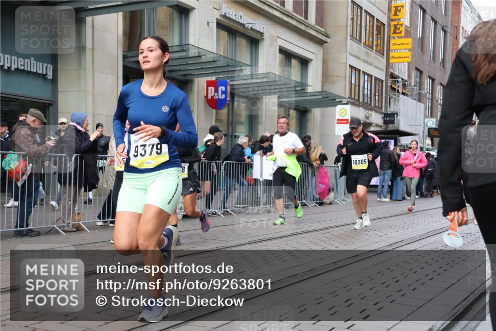05.10.2025 - 20. swb-Marathon Bremen Strokosch-Dieckow http://msf.ph/oto/9263801 05.10.2025 11:03:40 Ziel 7123, 7788, 7789, 9241, 9275, 9379, 9398, 9571, 10098, 10106, 10205, 10238, 10265, 10271, 10551, 10853, 11001, 11039, 11077, 11102, 11183, 11272, 11306, 11609, 11611, 11685, 7123, 7788, 7789, 9241, 9275, 9379, 9398, 9571, 10098, 10106, 10205, 10238, 10265, 10271, 10551, 10853, 11001, 11039, 11077, 11102, 11183, 11272, 11306, 11609, 11611, 11685 meine-sportfotos.de