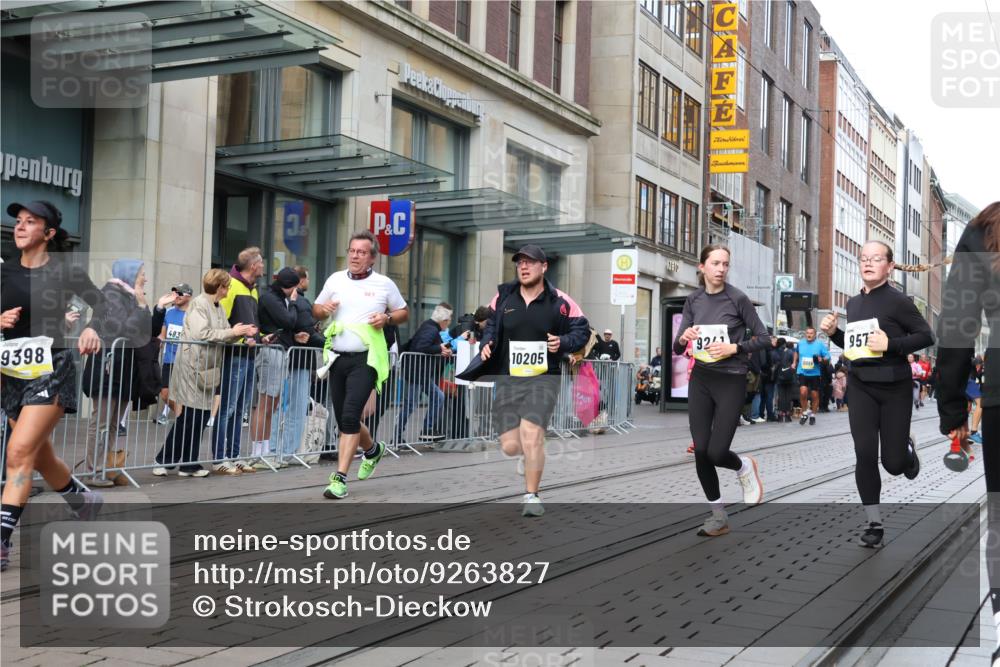 05.10.2025 - 20. swb-Marathon Bremen Strokosch-Dieckow http://msf.ph/oto/9263827 05.10.2025 11:03:41 Ziel 7123, 7788, 7789, 9241, 9275, 9379, 9398, 9571, 10098, 10106, 10205, 10265, 10271, 10551, 10853, 11001, 11039, 11077, 11102, 11183, 11272, 11609, 11611, 11685, 7123, 7788, 7789, 9241, 9275, 9379, 9398, 9571, 10098, 10106, 10205, 10265, 10271, 10551, 10853, 11001, 11039, 11077, 11102, 11183, 11272, 11609, 11611, 11685 meine-sportfotos.de