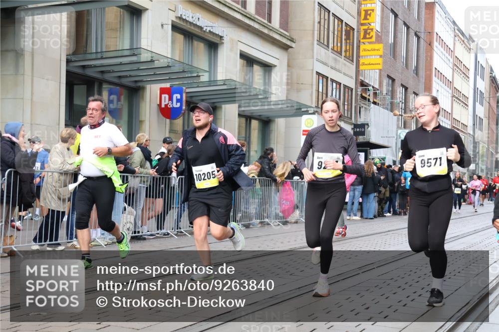 05.10.2025 - 20. swb-Marathon Bremen Strokosch-Dieckow http://msf.ph/oto/9263840 05.10.2025 11:03:42 Ziel 7123, 7788, 7789, 9241, 9275, 9379, 9398, 9571, 10098, 10106, 10205, 10265, 10271, 10551, 10853, 11001, 11039, 11077, 11102, 11183, 11272, 11609, 11611, 11685, 7123, 7788, 7789, 9241, 9275, 9379, 9398, 9571, 10098, 10106, 10205, 10265, 10271, 10551, 10853, 11001, 11039, 11077, 11102, 11183, 11272, 11609, 11611, 11685 meine-sportfotos.de