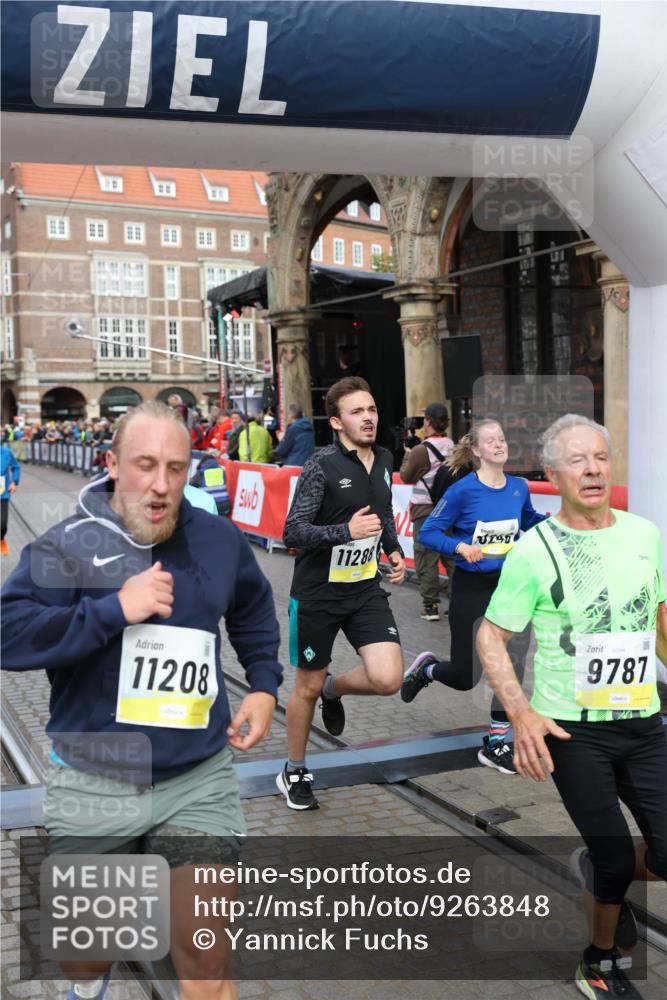 05.10.2025 - 20. swb-Marathon Bremen Yannick Fuchs http://msf.ph/oto/9263848 05.10.2025 10:50:14 Ziel 9485, 9645, 9676, 9787, 9803, 10246, 10868, 11104, 11208, 11288, 11295, 11621 meine-sportfotos.de