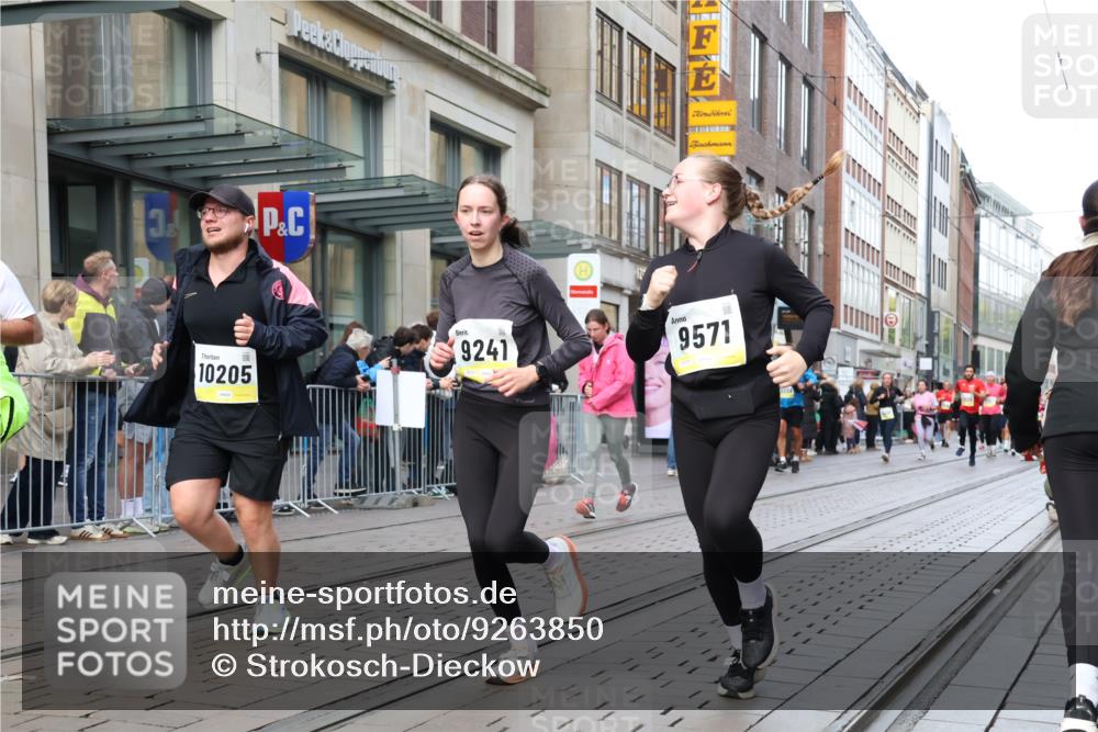 05.10.2025 - 20. swb-Marathon Bremen Strokosch-Dieckow http://msf.ph/oto/9263850 05.10.2025 11:03:42 Ziel 7123, 7788, 7789, 9241, 9275, 9379, 9398, 9571, 10098, 10106, 10205, 10265, 10271, 10551, 10853, 11001, 11039, 11077, 11102, 11183, 11272, 11609, 11611, 11685, 7123, 7788, 7789, 9241, 9275, 9379, 9398, 9571, 10098, 10106, 10205, 10265, 10271, 10551, 10853, 11001, 11039, 11077, 11102, 11183, 11272, 11609, 11611, 11685 meine-sportfotos.de