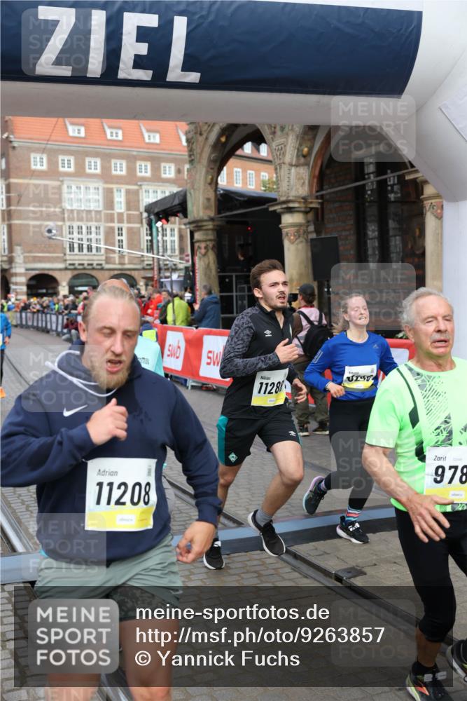 05.10.2025 - 20. swb-Marathon Bremen Yannick Fuchs http://msf.ph/oto/9263857 05.10.2025 10:50:14 Ziel 9485, 9645, 9676, 9787, 9803, 10246, 10868, 11104, 11208, 11288, 11295, 11621 meine-sportfotos.de
