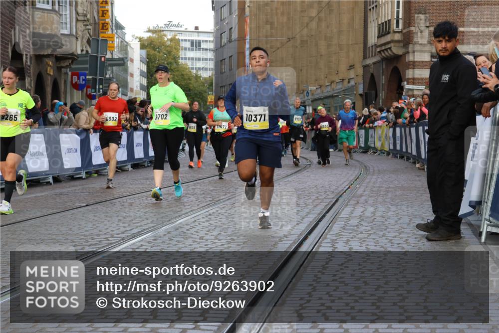 05.10.2025 - 20. swb-Marathon Bremen Strokosch-Dieckow http://msf.ph/oto/9263902 05.10.2025 11:07:11 Ziel 9217, 9265, 9491, 9702, 9757, 9877, 9890, 10193, 10371, 10632, 10902, 10991, 11477 meine-sportfotos.de