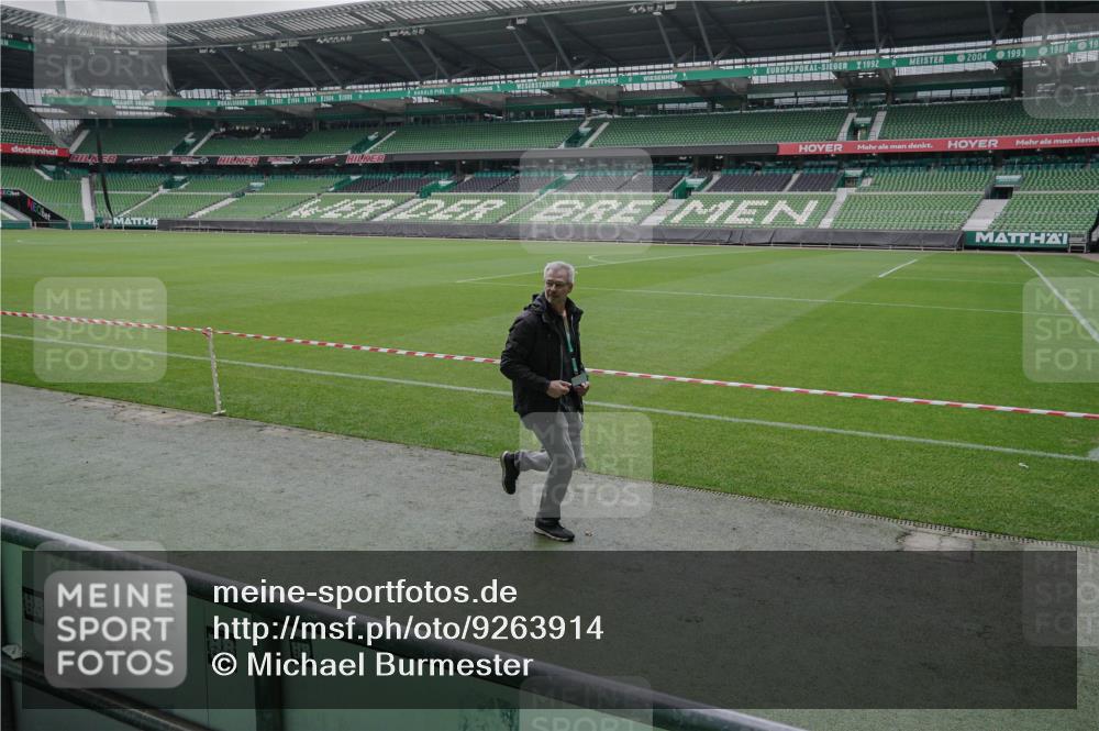 05.10.2025 - 20. swb-Marathon Bremen Michael Burmester http://msf.ph/oto/9263914 05.10.2025 11:53:54 Laufen im Stadion 408 meine-sportfotos.de