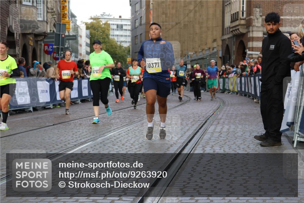 05.10.2025 - 20. swb-Marathon Bremen Strokosch-Dieckow http://msf.ph/oto/9263920 05.10.2025 11:07:11 Ziel 9217, 9265, 9491, 9702, 9757, 9877, 9890, 10193, 10371, 10632, 10902, 10991, 11477 meine-sportfotos.de