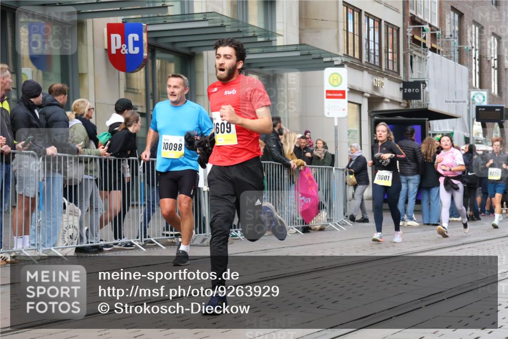 05.10.2025 - 20. swb-Marathon Bremen Strokosch-Dieckow http://msf.ph/oto/9263929 05.10.2025 11:03:48 Ziel 7123, 7789, 9275, 9398, 9448, 9537, 10098, 10205, 10265, 10271, 10551, 10853, 11001, 11077, 11102, 11183, 11609, 11611, 11685, 7123, 7789, 9275, 9398, 9448, 9537, 10098, 10205, 10265, 10271, 10551, 10853, 11001, 11077, 11102, 11183, 11609, 11611, 11685 meine-sportfotos.de