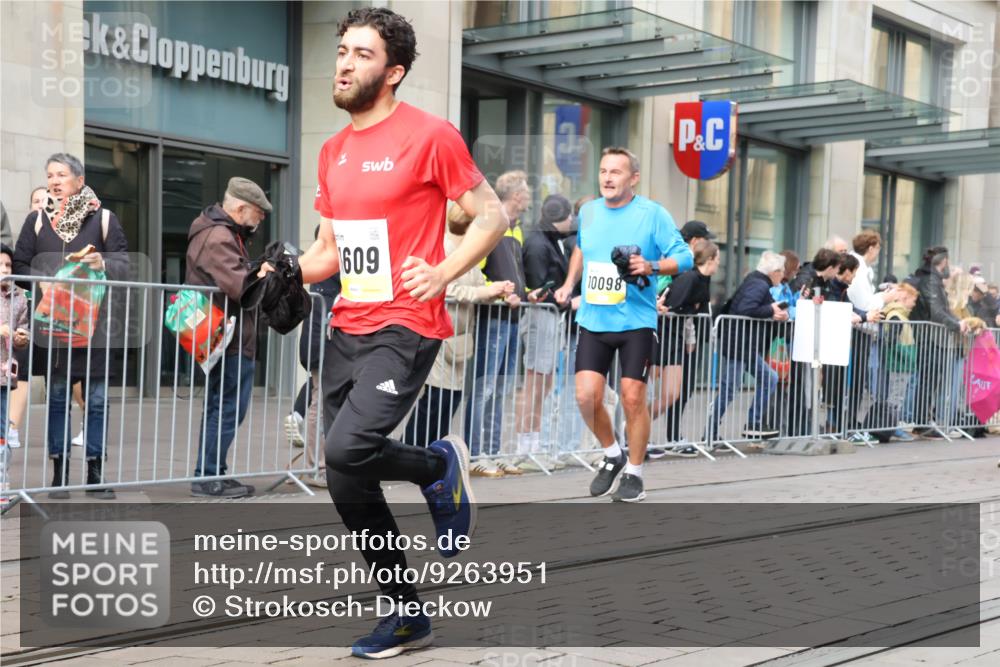 05.10.2025 - 20. swb-Marathon Bremen Strokosch-Dieckow http://msf.ph/oto/9263951 05.10.2025 11:03:48 Ziel 7123, 7789, 9275, 9398, 9448, 9537, 10098, 10205, 10265, 10271, 10551, 10853, 11001, 11077, 11102, 11183, 11609, 11611, 11685, 7123, 7789, 9275, 9398, 9448, 9537, 10098, 10205, 10265, 10271, 10551, 10853, 11001, 11077, 11102, 11183, 11609, 11611, 11685 meine-sportfotos.de
