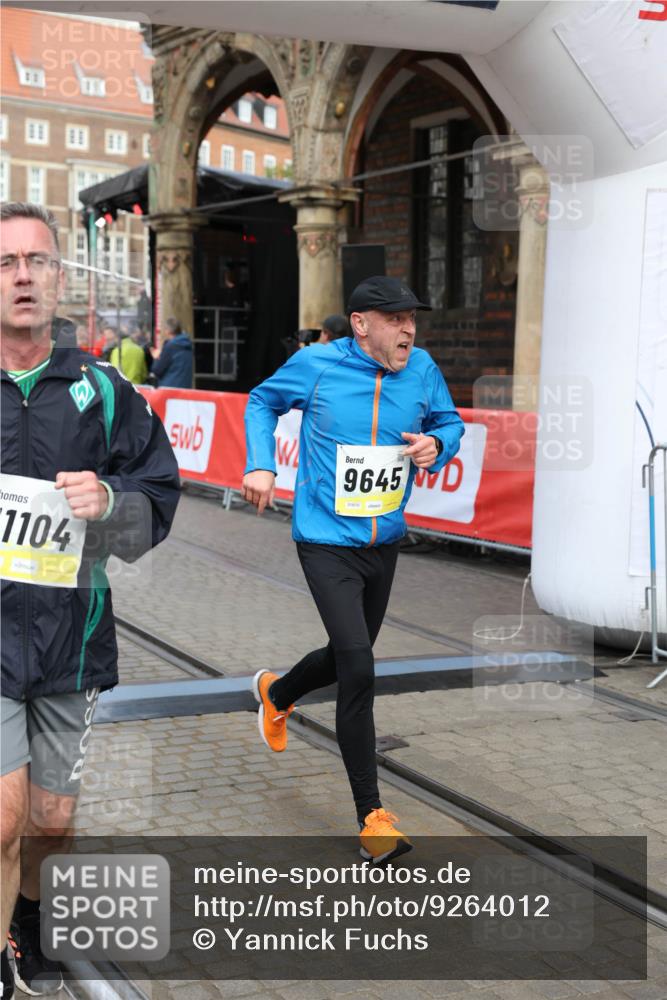 05.10.2025 - 20. swb-Marathon Bremen Yannick Fuchs http://msf.ph/oto/9264012 05.10.2025 10:50:18 Ziel 9485, 9579, 9645, 9689, 9787, 10246, 10356, 10400, 11104, 11208, 11288, 11295, 11621 meine-sportfotos.de