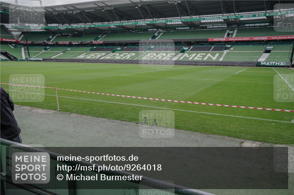 05.10.2025 - 20. swb-Marathon Bremen Michael Burmester http://msf.ph/oto/9264018 05.10.2025 11:54:30 Laufen im Stadion  meine-sportfotos.de