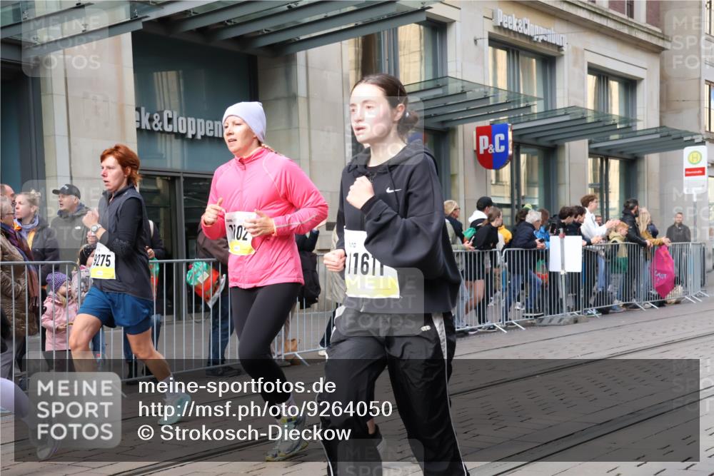 05.10.2025 - 20. swb-Marathon Bremen Strokosch-Dieckow http://msf.ph/oto/9264050 05.10.2025 11:03:53 Ziel 7123, 7789, 9275, 9398, 9448, 9537, 9684, 10098, 10205, 10551, 10678, 10853, 11001, 11077, 11102, 11200, 11611, 11685, 7123, 7789, 9275, 9398, 9448, 9537, 9684, 10098, 10205, 10551, 10678, 10853, 11001, 11077, 11102, 11200, 11611, 11685 meine-sportfotos.de