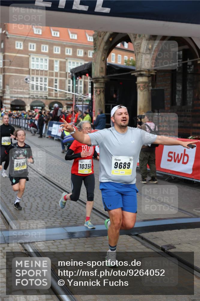 05.10.2025 - 20. swb-Marathon Bremen Yannick Fuchs http://msf.ph/oto/9264052 05.10.2025 10:50:20 Ziel 9485, 9579, 9645, 9689, 9787, 10022, 10246, 10356, 10400, 11104, 11208, 11288, 11295 meine-sportfotos.de