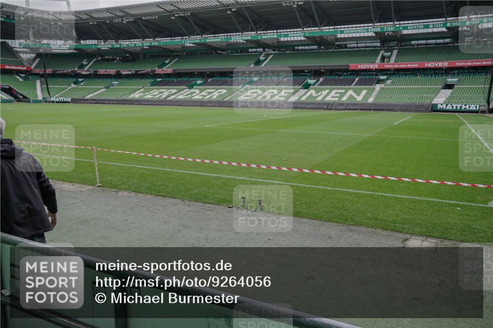 05.10.2025 - 20. swb-Marathon Bremen Michael Burmester http://msf.ph/oto/9264056 05.10.2025 11:54:34 Laufen im Stadion  meine-sportfotos.de