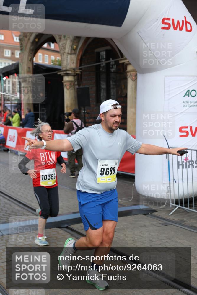 05.10.2025 - 20. swb-Marathon Bremen Yannick Fuchs http://msf.ph/oto/9264063 05.10.2025 10:50:20 Ziel 9485, 9579, 9645, 9689, 9787, 10022, 10246, 10356, 10400, 11104, 11208, 11288, 11295 meine-sportfotos.de