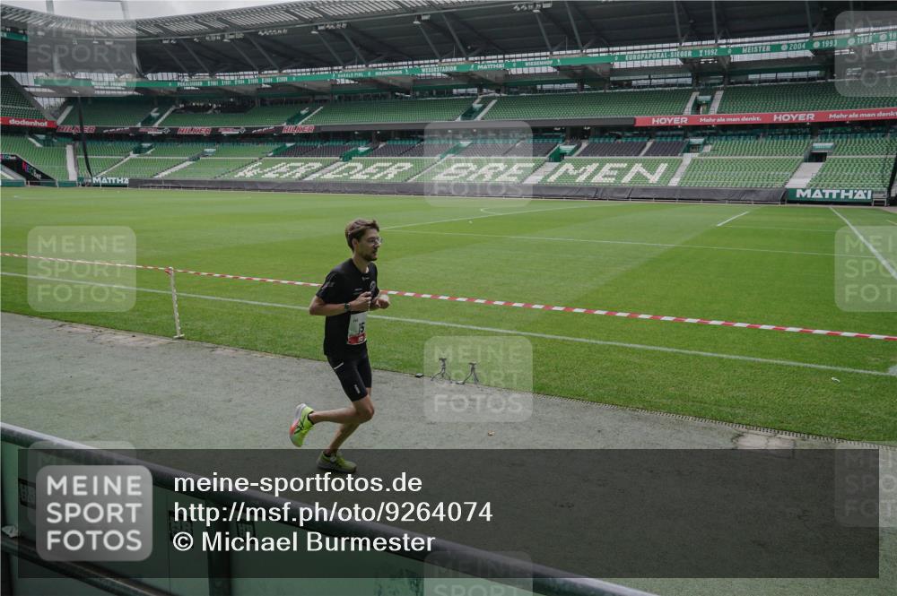 05.10.2025 - 20. swb-Marathon Bremen Michael Burmester http://msf.ph/oto/9264074 05.10.2025 11:54:50 Laufen im Stadion 15 meine-sportfotos.de