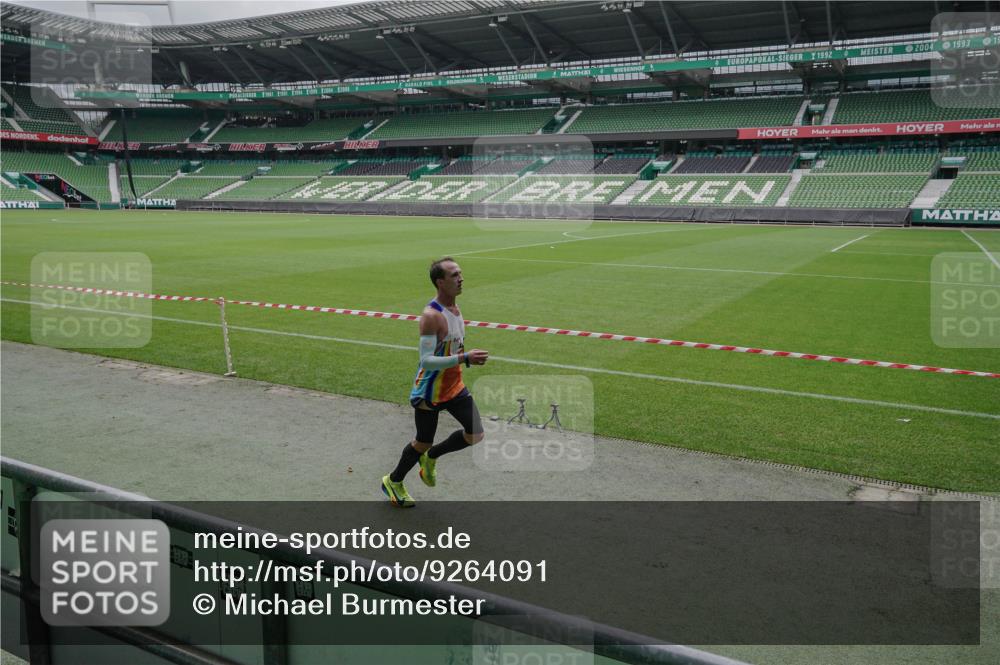 05.10.2025 - 20. swb-Marathon Bremen Michael Burmester http://msf.ph/oto/9264091 05.10.2025 11:56:02 Laufen im Stadion 49 meine-sportfotos.de