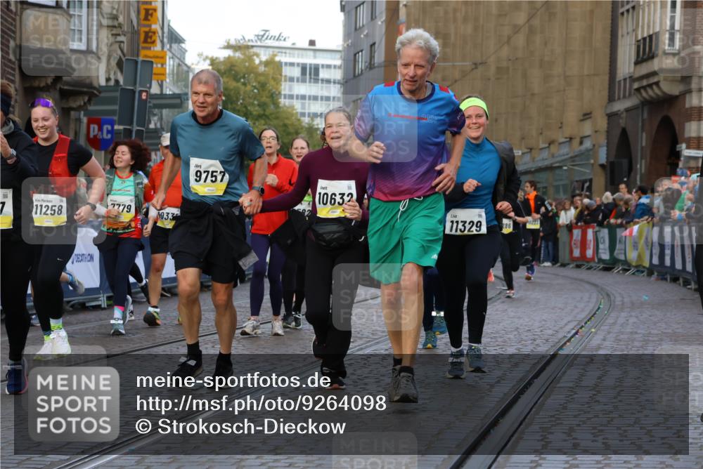 05.10.2025 - 20. swb-Marathon Bremen Strokosch-Dieckow http://msf.ph/oto/9264098 05.10.2025 11:07:18 Ziel 7779, 9180, 9217, 9334, 9628, 9757, 10286, 10330, 10332, 10582, 10632, 10824, 10836, 10902, 11122, 11258, 11329, 11477 meine-sportfotos.de