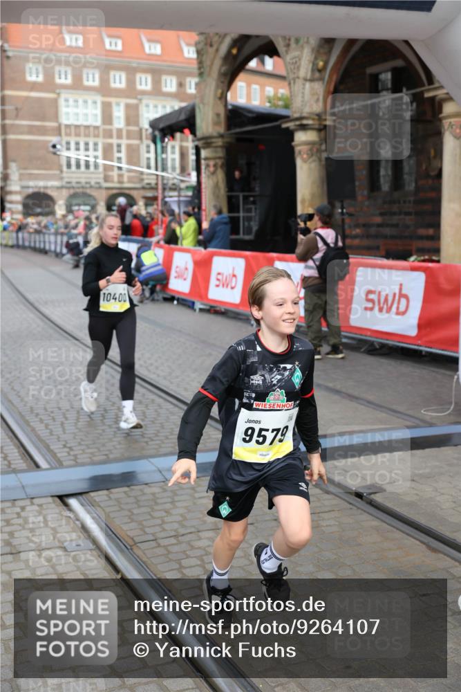 05.10.2025 - 20. swb-Marathon Bremen Yannick Fuchs http://msf.ph/oto/9264107 05.10.2025 10:50:21 Ziel 9579, 9645, 9689, 10022, 10246, 10356, 10400, 10443, 11104 meine-sportfotos.de