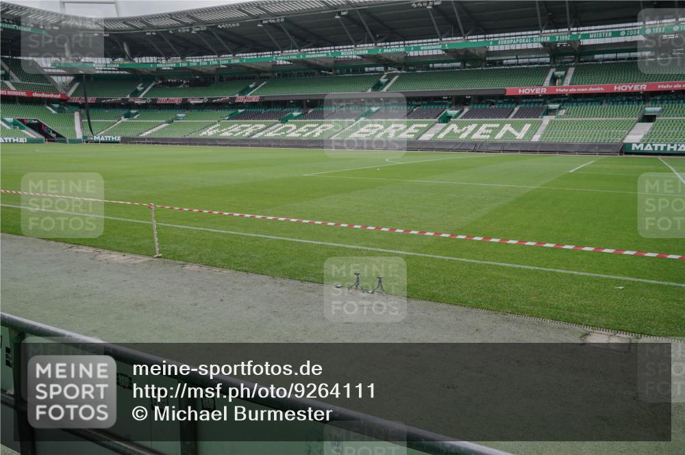 05.10.2025 - 20. swb-Marathon Bremen Michael Burmester http://msf.ph/oto/9264111 05.10.2025 11:56:22 Laufen im Stadion 49 meine-sportfotos.de
