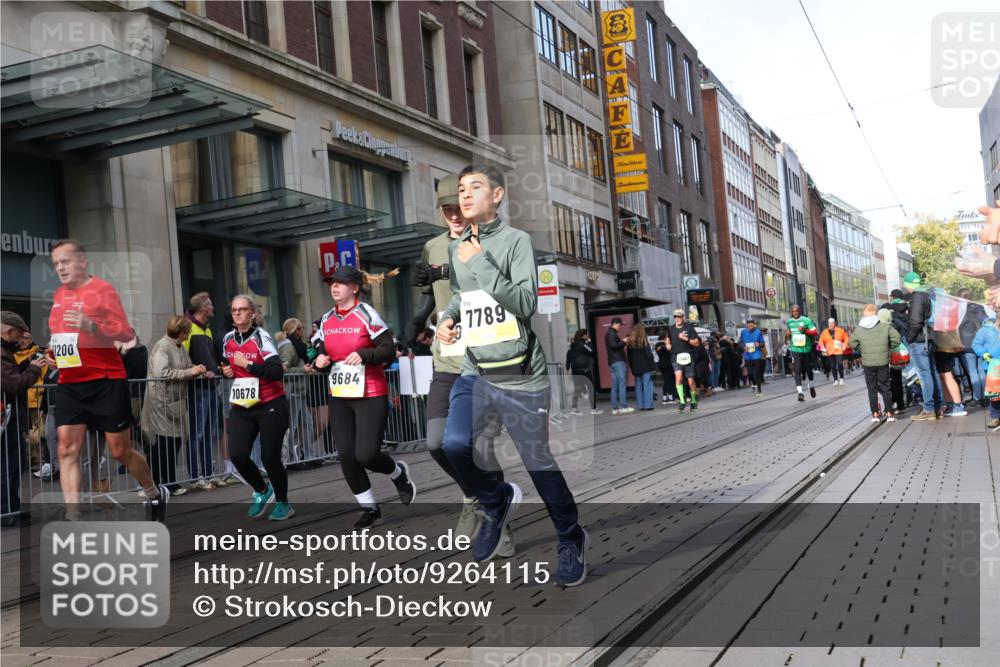 05.10.2025 - 20. swb-Marathon Bremen Strokosch-Dieckow http://msf.ph/oto/9264115 05.10.2025 11:03:59 Ziel 7789, 8111, 9275, 9448, 9537, 9610, 9684, 10098, 10278, 10439, 10483, 10678, 10853, 11001, 11044, 11077, 11102, 11200, 11611, 11685, 7789, 8111, 9275, 9448, 9537, 9610, 9684, 10098, 10278, 10439, 10483, 10678, 10853, 11001, 11044, 11077, 11102, 11200, 11611, 11685 meine-sportfotos.de