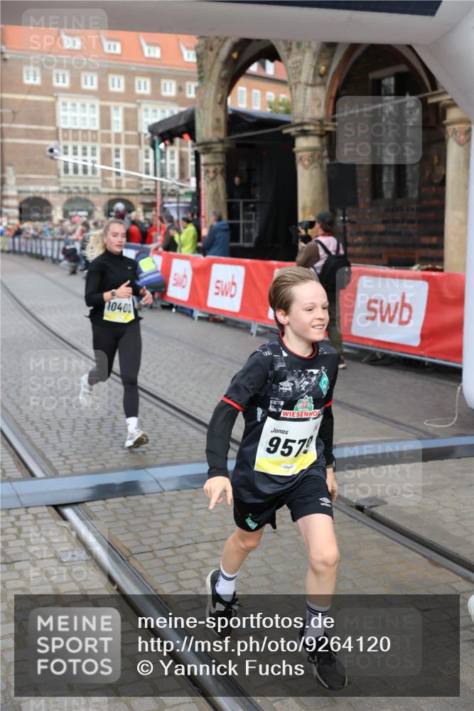 05.10.2025 - 20. swb-Marathon Bremen Yannick Fuchs http://msf.ph/oto/9264120 05.10.2025 10:50:21 Ziel 9579, 9645, 9689, 10022, 10246, 10356, 10400, 10443, 11104 meine-sportfotos.de
