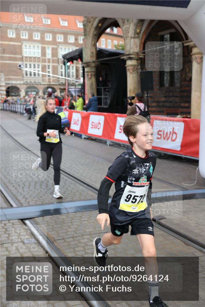 05.10.2025 - 20. swb-Marathon Bremen Yannick Fuchs http://msf.ph/oto/9264124 05.10.2025 10:50:21 Ziel 9579, 9645, 9689, 10022, 10246, 10356, 10400, 10443, 11104 meine-sportfotos.de