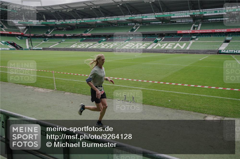 05.10.2025 - 20. swb-Marathon Bremen Michael Burmester http://msf.ph/oto/9264128 05.10.2025 11:57:52 Laufen im Stadion 1301 meine-sportfotos.de