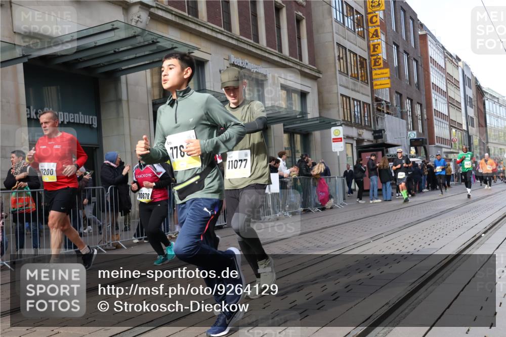 05.10.2025 - 20. swb-Marathon Bremen Strokosch-Dieckow http://msf.ph/oto/9264129 05.10.2025 11:03:59 Ziel 7789, 8111, 9275, 9448, 9537, 9610, 9684, 10098, 10278, 10439, 10483, 10678, 10853, 11001, 11044, 11077, 11102, 11200, 11611, 11685, 7789, 8111, 9275, 9448, 9537, 9610, 9684, 10098, 10278, 10439, 10483, 10678, 10853, 11001, 11044, 11077, 11102, 11200, 11611, 11685 meine-sportfotos.de