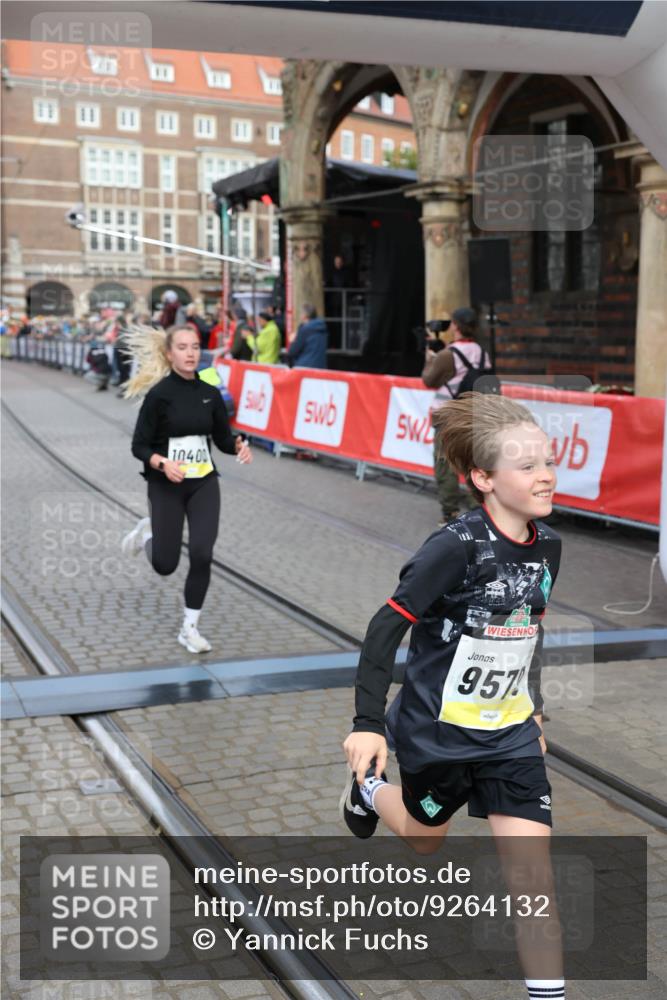 05.10.2025 - 20. swb-Marathon Bremen Yannick Fuchs http://msf.ph/oto/9264132 05.10.2025 10:50:21 Ziel 9579, 9645, 9689, 10022, 10246, 10356, 10400, 10443, 11104 meine-sportfotos.de