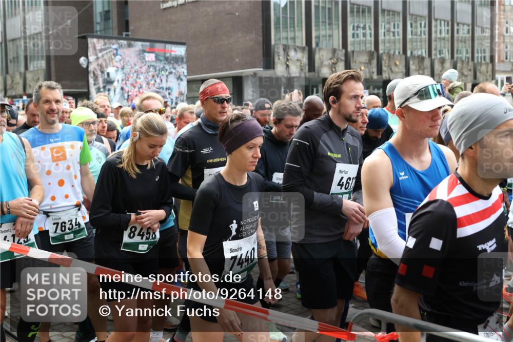 05.10.2025 - 20. swb-Marathon Bremen Yannick Fuchs http://msf.ph/oto/9264148 05.10.2025 11:30:48 Ziel 9629 meine-sportfotos.de
