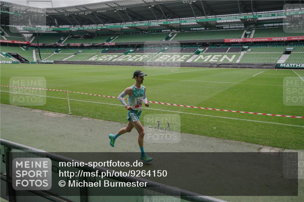 05.10.2025 - 20. swb-Marathon Bremen Michael Burmester http://msf.ph/oto/9264150 05.10.2025 11:58:12 Laufen im Stadion 1122, 1301 meine-sportfotos.de