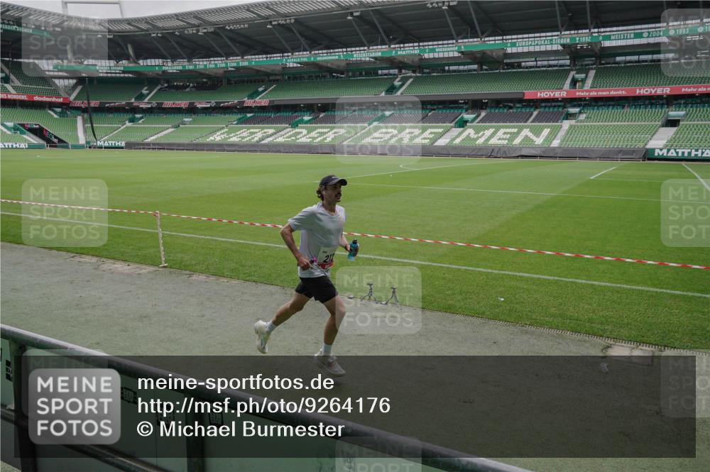 05.10.2025 - 20. swb-Marathon Bremen Michael Burmester http://msf.ph/oto/9264176 05.10.2025 11:58:53 Laufen im Stadion 212, 1122, 1301 meine-sportfotos.de