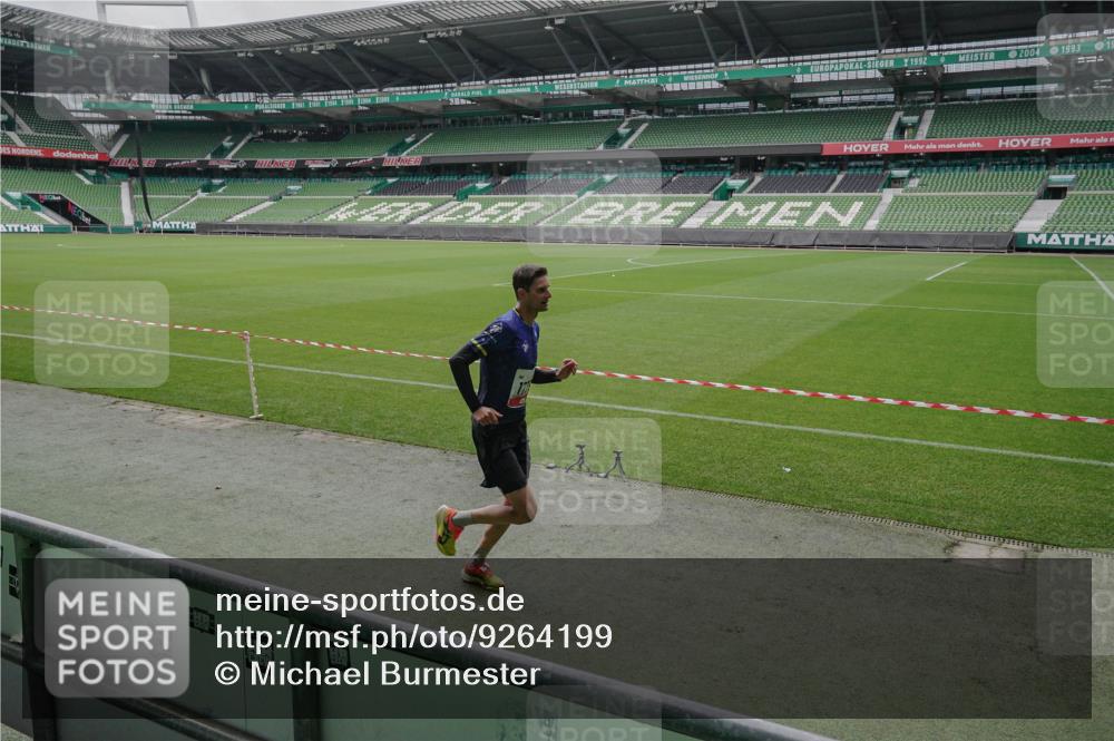 05.10.2025 - 20. swb-Marathon Bremen Michael Burmester http://msf.ph/oto/9264199 05.10.2025 11:59:28 Laufen im Stadion 212, 1779 meine-sportfotos.de