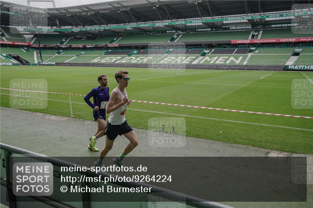 05.10.2025 - 20. swb-Marathon Bremen Michael Burmester http://msf.ph/oto/9264224 05.10.2025 11:59:55 Laufen im Stadion 12, 13, 1779, 212 meine-sportfotos.de