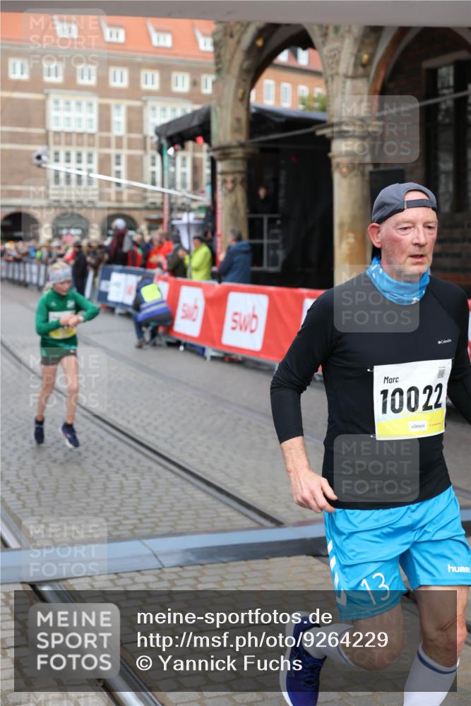 05.10.2025 - 20. swb-Marathon Bremen Yannick Fuchs http://msf.ph/oto/9264229 05.10.2025 10:50:24 Ziel 9579, 9645, 9689, 10022, 10356, 10400, 10443 meine-sportfotos.de