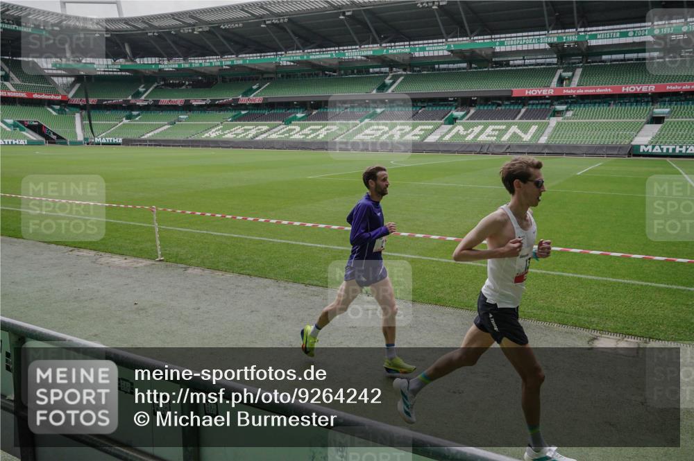 05.10.2025 - 20. swb-Marathon Bremen Michael Burmester http://msf.ph/oto/9264242 05.10.2025 11:59:55 Laufen im Stadion 12, 13, 1779, 212 meine-sportfotos.de