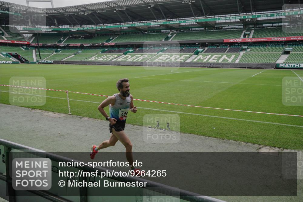 05.10.2025 - 20. swb-Marathon Bremen Michael Burmester http://msf.ph/oto/9264265 05.10.2025 12:00:58 Laufen im Stadion 404, 12, 13 meine-sportfotos.de
