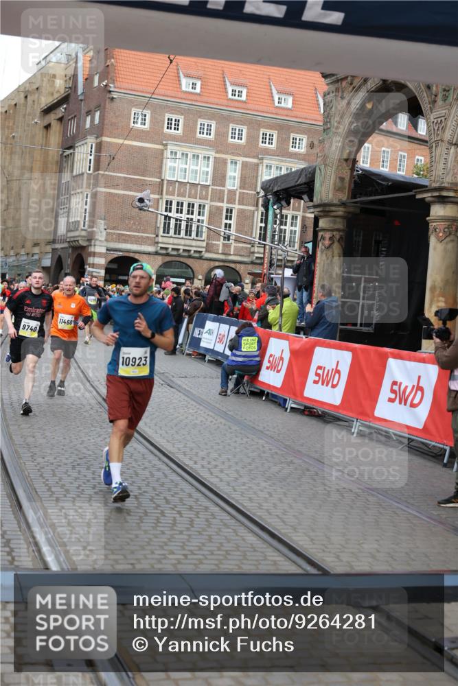 05.10.2025 - 20. swb-Marathon Bremen Yannick Fuchs http://msf.ph/oto/9264281 05.10.2025 10:50:27 Ziel 8866, 9579, 9740, 10022, 10356, 10400, 10443, 10923, 11022, 11460 meine-sportfotos.de