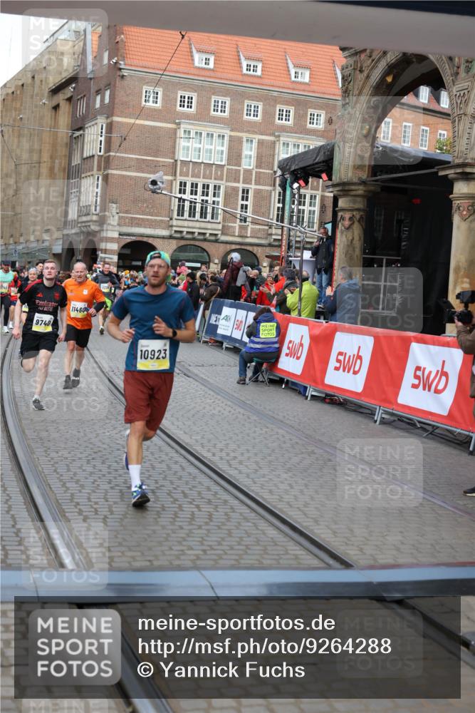 05.10.2025 - 20. swb-Marathon Bremen Yannick Fuchs http://msf.ph/oto/9264288 05.10.2025 10:50:28 Ziel 8866, 9740, 10022, 10400, 10443, 10537, 10923, 11022, 11460 meine-sportfotos.de