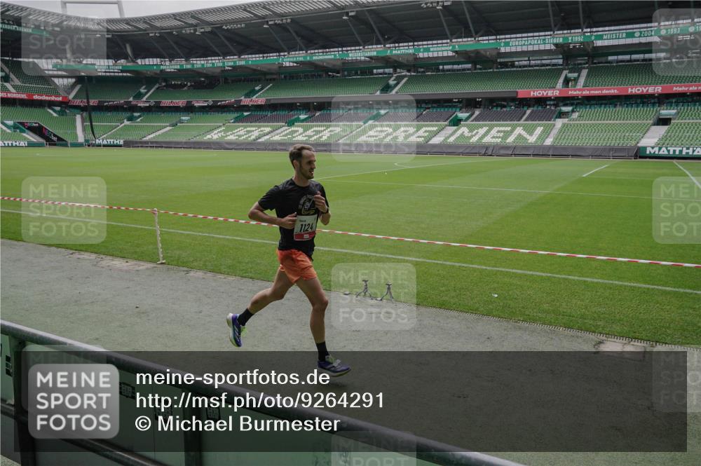 05.10.2025 - 20. swb-Marathon Bremen Michael Burmester http://msf.ph/oto/9264291 05.10.2025 12:01:34 Laufen im Stadion 404, 1124 meine-sportfotos.de