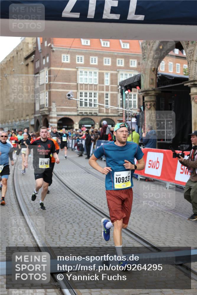 05.10.2025 - 20. swb-Marathon Bremen Yannick Fuchs http://msf.ph/oto/9264295 05.10.2025 10:50:28 Ziel 8866, 9740, 10022, 10400, 10443, 10537, 10923, 11022, 11460 meine-sportfotos.de