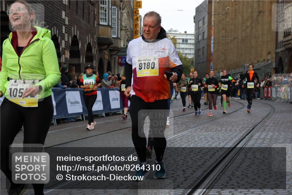 05.10.2025 - 20. swb-Marathon Bremen Strokosch-Dieckow http://msf.ph/oto/9264310 05.10.2025 11:07:23 Ziel 7779, 9180, 9334, 9483, 9628, 9780, 10037, 10160, 10223, 10286, 10330, 10332, 10582, 10737, 10824, 10836, 10854, 11122, 11159, 11258, 11262, 11329, 11384, 11529 meine-sportfotos.de