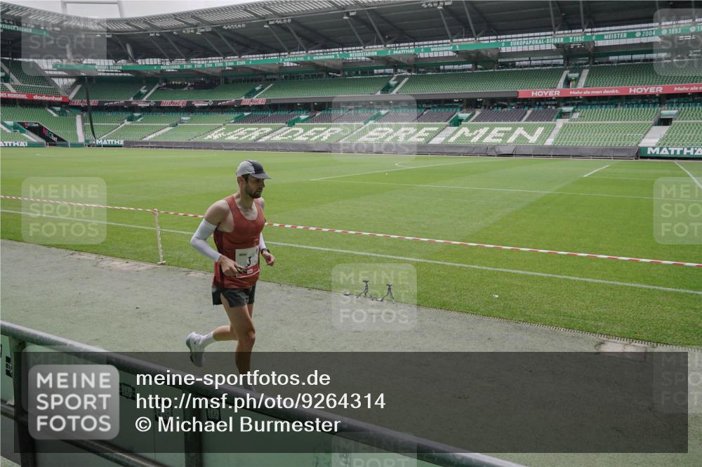 05.10.2025 - 20. swb-Marathon Bremen Michael Burmester http://msf.ph/oto/9264314 05.10.2025 12:02:05 Laufen im Stadion 3, 1124, 404 meine-sportfotos.de