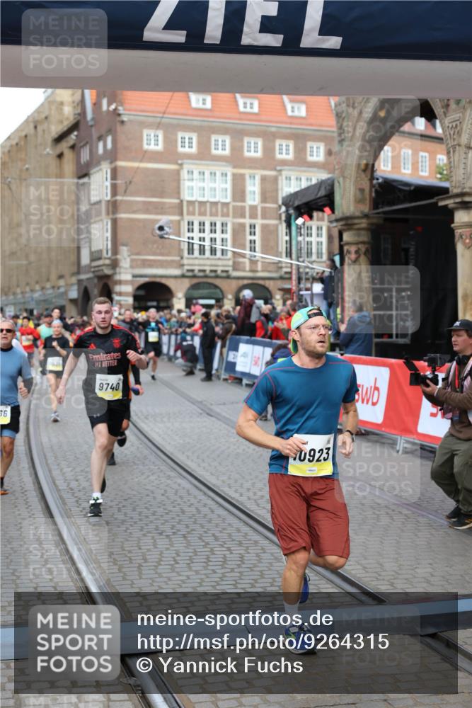 05.10.2025 - 20. swb-Marathon Bremen Yannick Fuchs http://msf.ph/oto/9264315 05.10.2025 10:50:28 Ziel 8866, 9740, 10022, 10400, 10443, 10537, 10923, 11022, 11460 meine-sportfotos.de