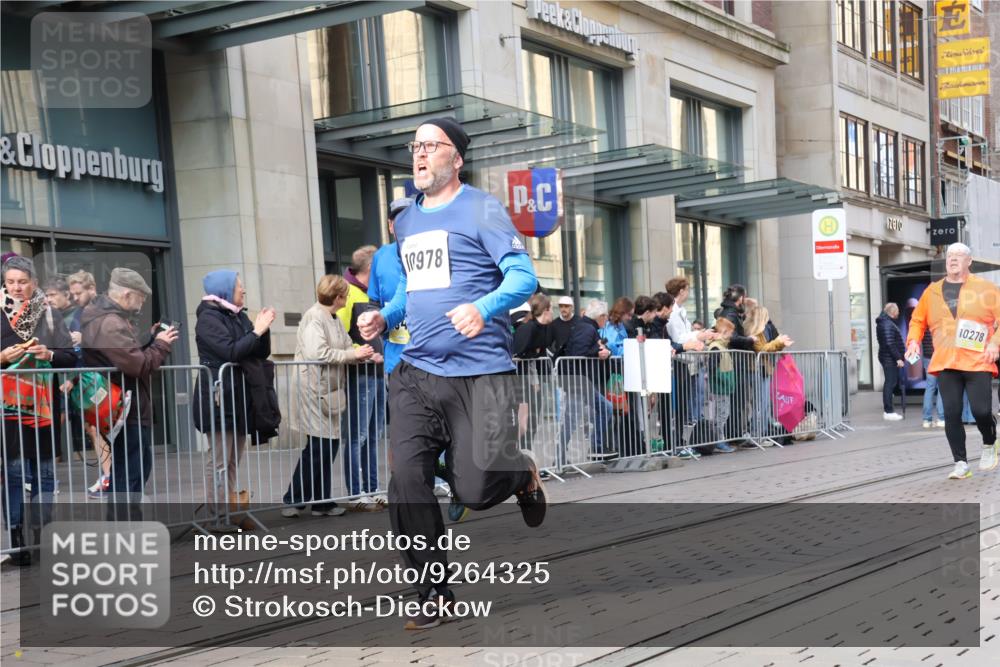 05.10.2025 - 20. swb-Marathon Bremen Strokosch-Dieckow http://msf.ph/oto/9264325 05.10.2025 11:04:07 Ziel 8111, 9394, 9448, 9537, 9610, 9684, 9750, 9915, 10278, 10439, 10483, 10485, 10531, 10532, 10674, 10678, 10869, 10956, 11044, 11196, 11200, 11542, 11704, 8111, 9394, 9448, 9537, 9610, 9684, 9750, 9915, 10278, 10439, 10483, 10485, 10531, 10532, 10674, 10678, 10869, 10956, 11044, 11196, 11200, 11542 meine-sportfotos.de