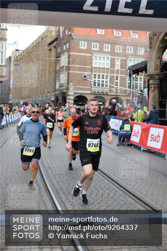05.10.2025 - 20. swb-Marathon Bremen Yannick Fuchs http://msf.ph/oto/9264337 05.10.2025 10:50:29 Ziel 8866, 9740, 10022, 10443, 10537, 10923, 11022, 11254, 11298, 11460, 11531 meine-sportfotos.de