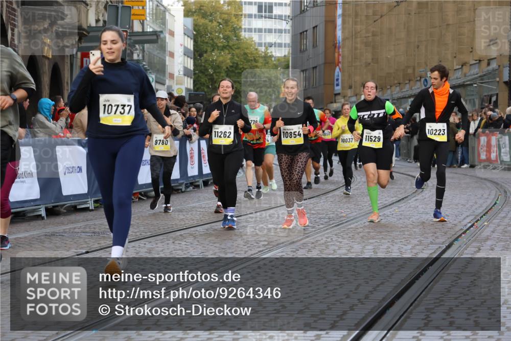 05.10.2025 - 20. swb-Marathon Bremen Strokosch-Dieckow http://msf.ph/oto/9264346 05.10.2025 11:07:25 Ziel 7779, 9483, 9780, 10037, 10160, 10223, 10286, 10330, 10332, 10582, 10737, 10776, 10854, 11122, 11159, 11262, 11384, 11529, 11584 meine-sportfotos.de