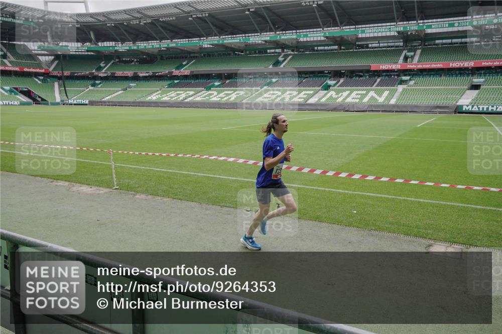 05.10.2025 - 20. swb-Marathon Bremen Michael Burmester http://msf.ph/oto/9264353 05.10.2025 12:02:42 Laufen im Stadion 3, 1739, 1124 meine-sportfotos.de